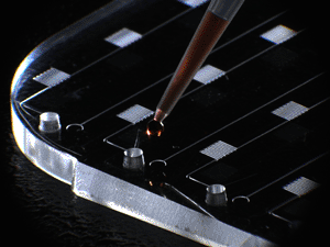 Imagen: el dispositivo manual mChip de Sia usado para recoger y analizar pruebas de sangre en la cabecera del paciente, para diagnosticar infecciosas y otras enfermedades (Foto cortesía del Prof. Samuel K. Sia).